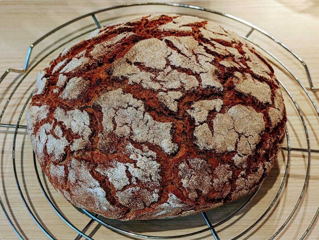 Genieße den köstlichen Geschmack von selbstgebackenem Sauerteig-Roggenbrot Genieße den köstlichen Geschmack von selbstgebackenem Sauerteig-Roggenbrot