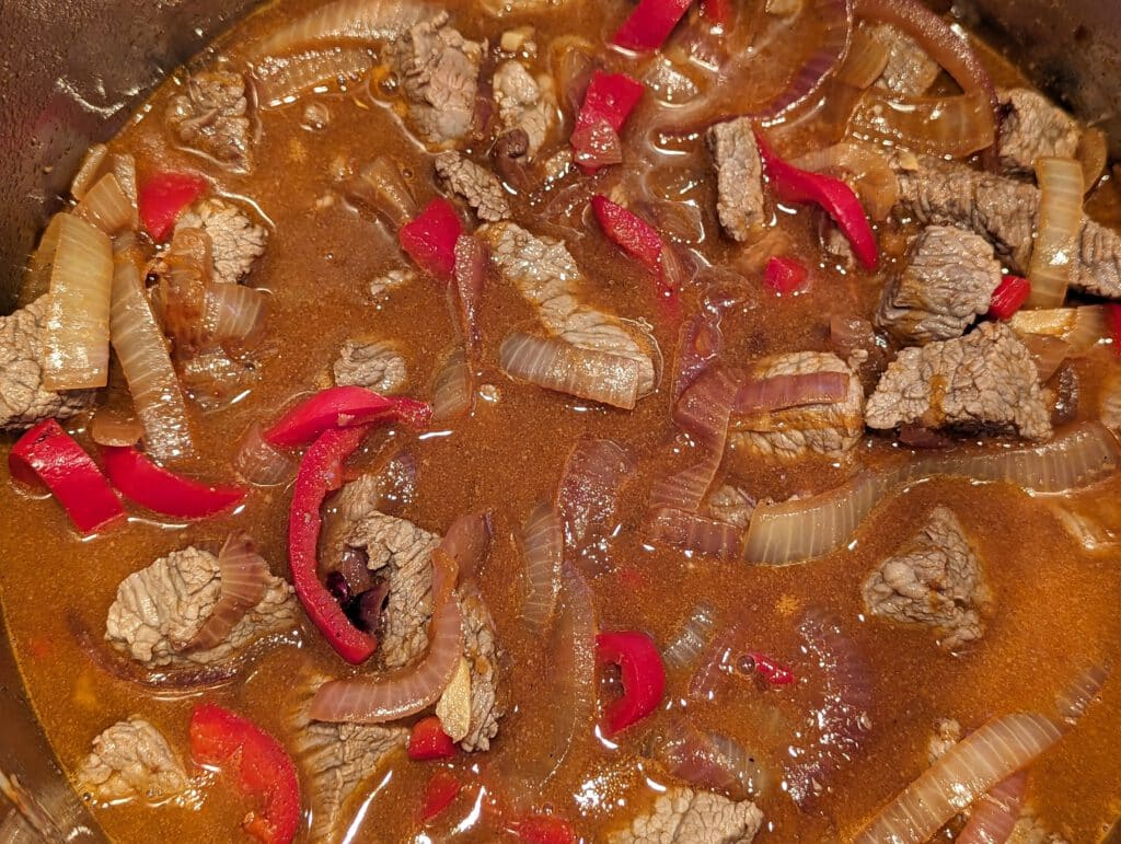 Klassisches Rindergulasch: Ein traditionelles ungarisches Gericht zum Verlieben Klassisches Rindergulasch: Ein traditionelles ungarisches Gericht zum Verlieben