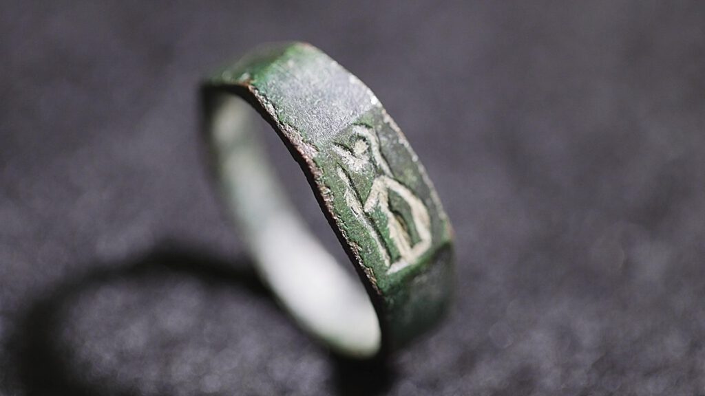 Yairs Entdeckung: Ein 1.800 Jahre alter Ring aus der Römerzeit beim Wandern gefunden Yairs Entdeckung: Ein 1.800 Jahre alter Ring aus der Römerzeit beim Wandern gefunden