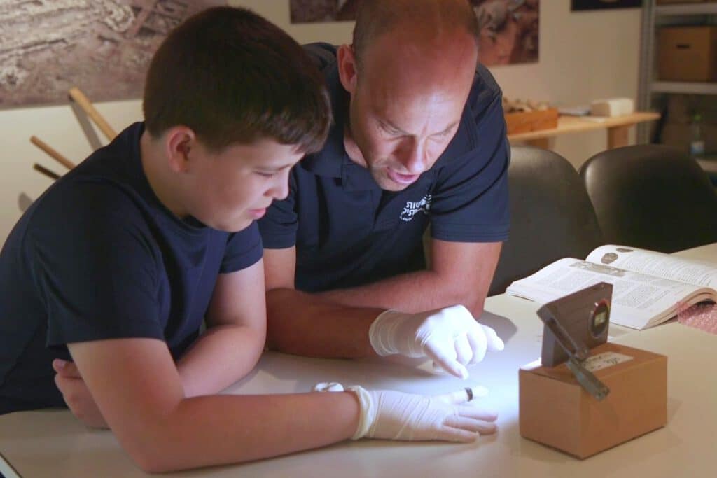 Yairs Entdeckung: Ein 1.800 Jahre alter Ring aus der Römerzeit beim Wandern gefunden Yairs Entdeckung: Ein 1.800 Jahre alter Ring aus der Römerzeit beim Wandern gefunden