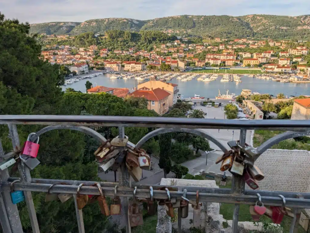 Rückkehr nach Kroatien – Inselzeit auf Rab zwischen Leichtigkeit und Erinnerung Rückkehr nach Kroatien – Inselzeit auf Rab zwischen Leichtigkeit und Erinnerung