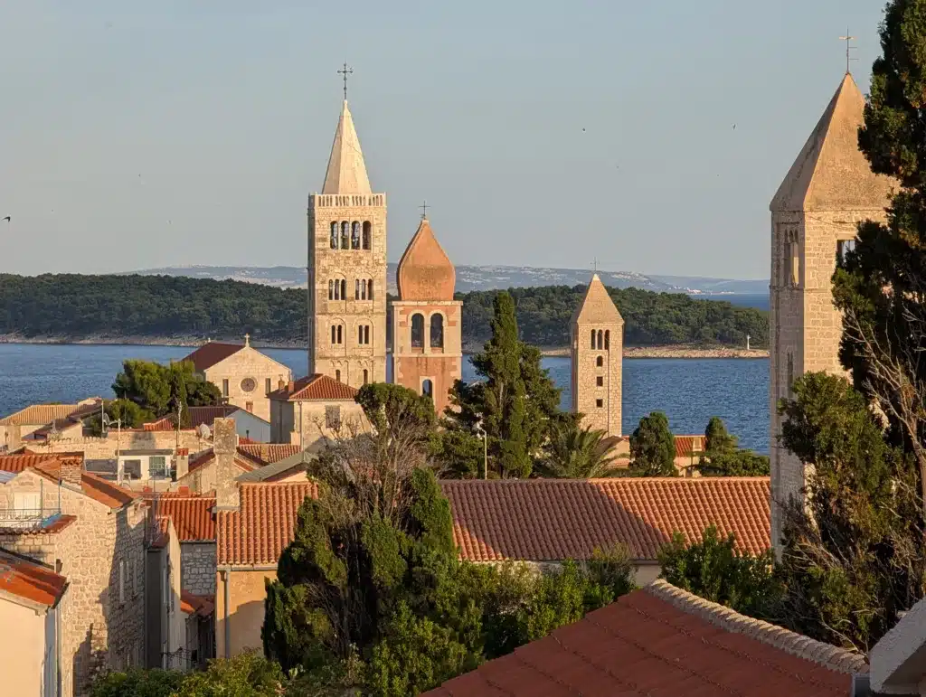 Rückkehr nach Kroatien – Inselzeit auf Rab zwischen Leichtigkeit und Erinnerung Rückkehr nach Kroatien – Inselzeit auf Rab zwischen Leichtigkeit und Erinnerung