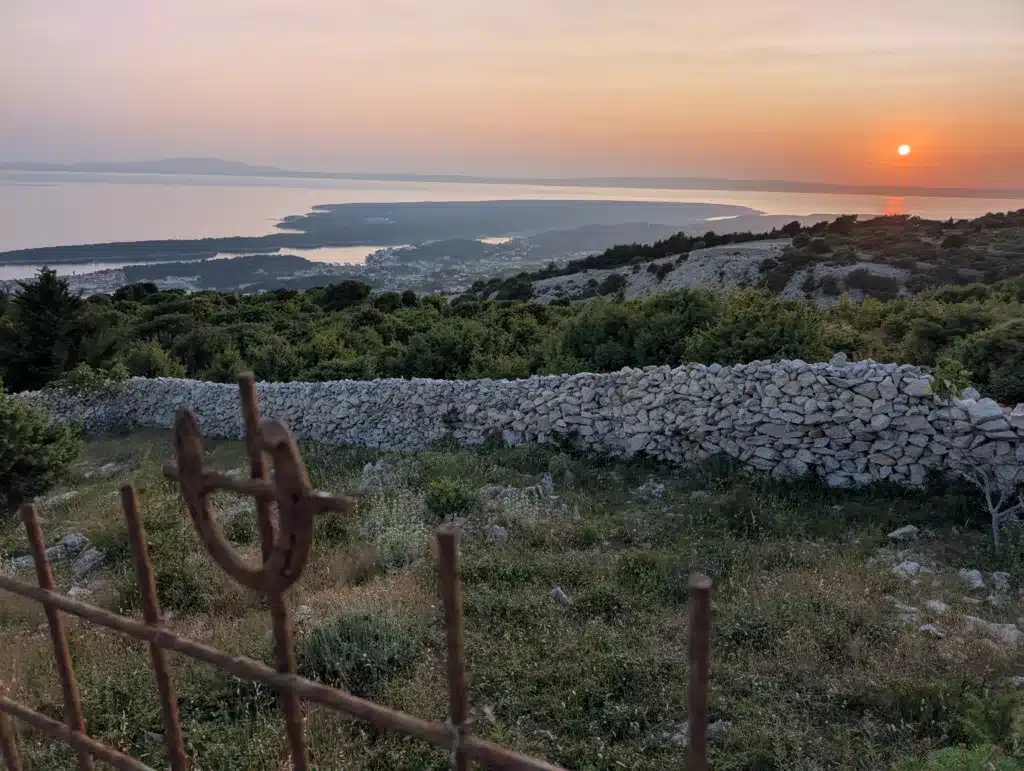 Rückkehr nach Kroatien – Inselzeit auf Rab zwischen Leichtigkeit und Erinnerung Rückkehr nach Kroatien – Inselzeit auf Rab zwischen Leichtigkeit und Erinnerung