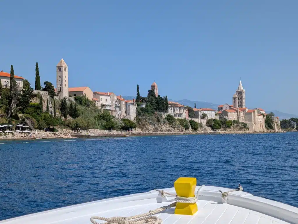 Rückkehr nach Kroatien – Inselzeit auf Rab zwischen Leichtigkeit und Erinnerung Rückkehr nach Kroatien – Inselzeit auf Rab zwischen Leichtigkeit und Erinnerung