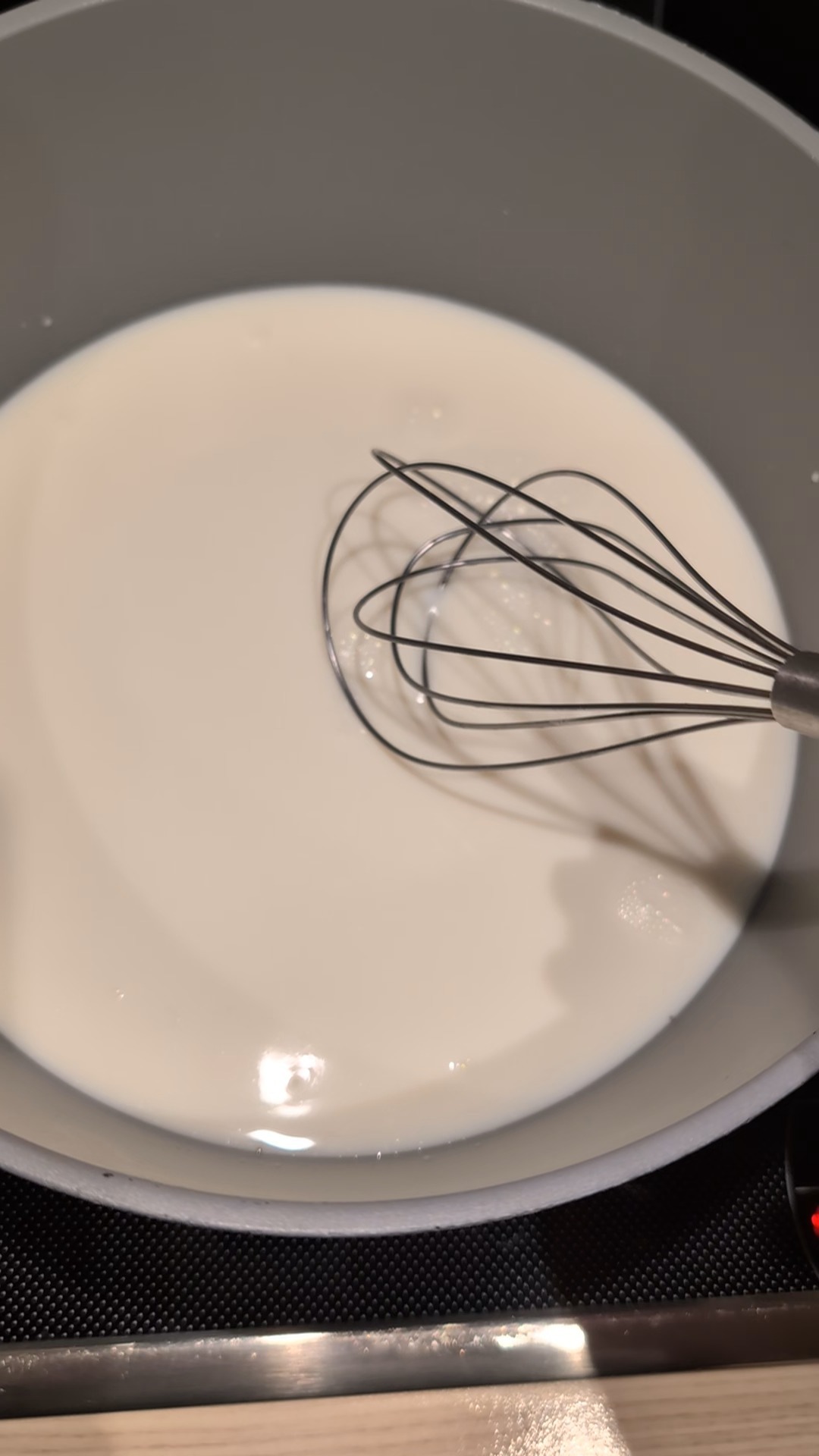 Das Abenteuer hat begonnen. Kann man sich ausschließlich regional ernähren? Wir haben uns heute auf die Suche gemacht und sind fündig geworden. Jetzt muss die Milch erst mal erhitzt werden und dann ab in den Kühlschrank. Mehr dazu demnächst auf meinem Blog Schimons Welt.