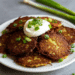 Latkes auf einem Teller