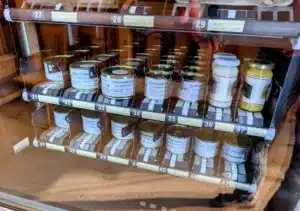 Wurstdosen-Automat im Hofladen